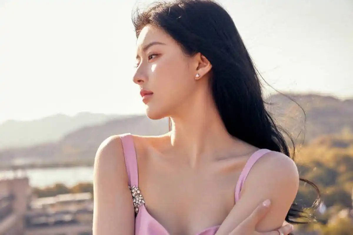 赵露思最新造型大片发布!粉色吊带裙展现完美身材!