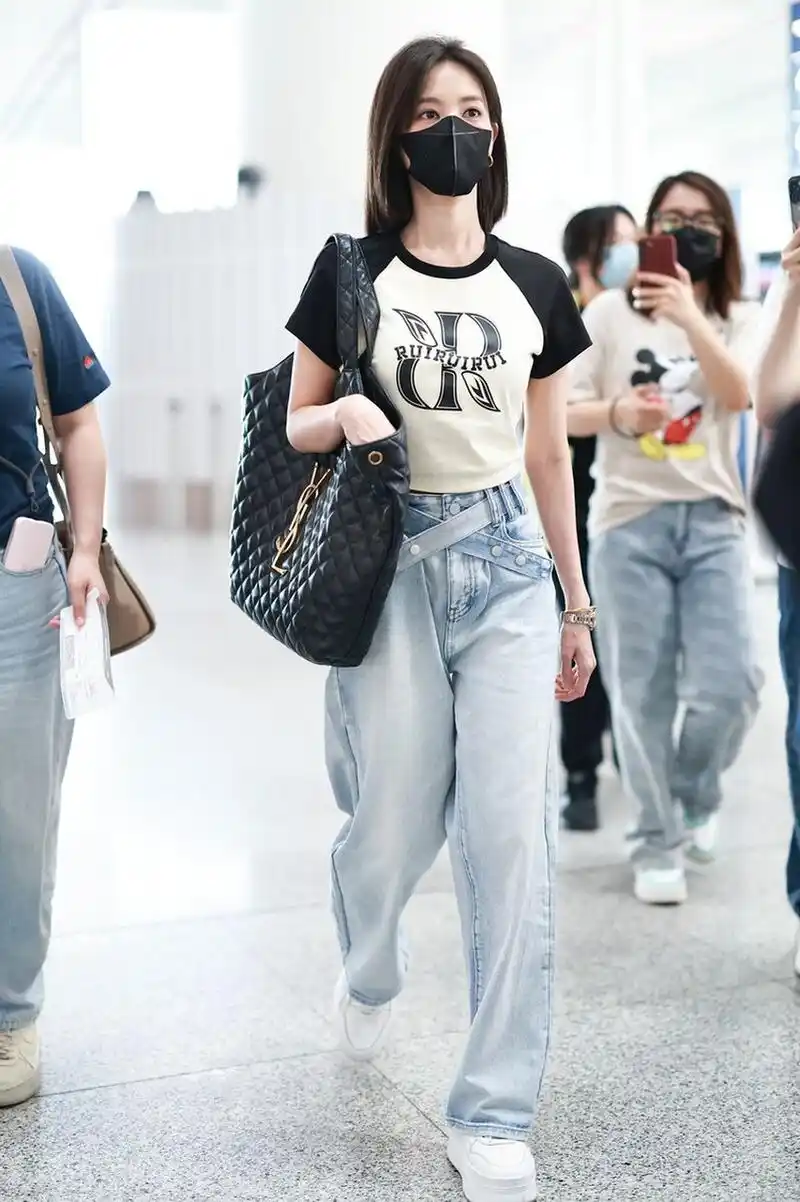 李一桐机场街拍,字母印花t恤搭配牛仔阔腿裤,帅气十足!