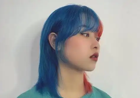 何谓女生阴阳头染发发型呢?