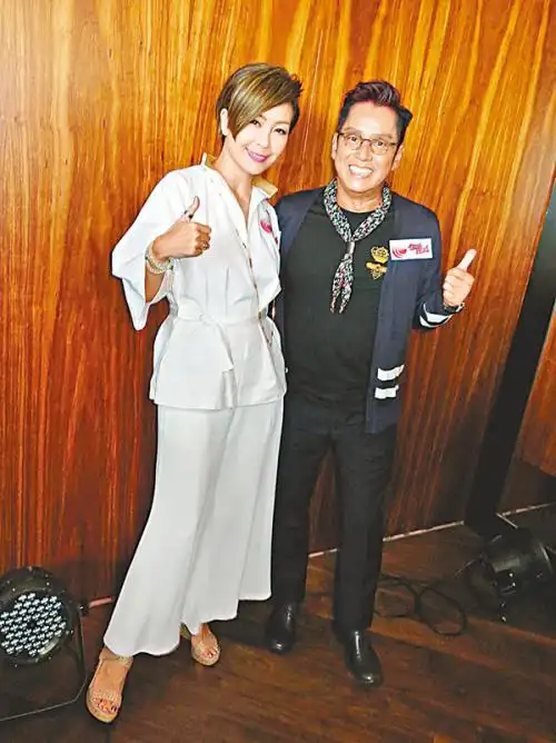 9月2日,谭咏麟晒出自己庆生聚会的最新近照,看起来我们的校长这次也是