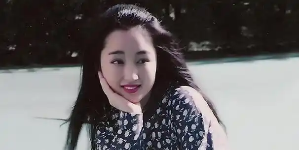 她凭借清新的形象和悠扬的歌声脱颖而出,成为众多女歌手中的佼佼者.