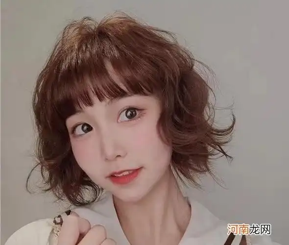 最火女士短发14款 女生短发烫发发型2022