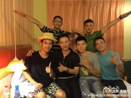 简介:热点-《真正男子汉》袁弘张丰毅与班长战友们北京相聚图片,分享