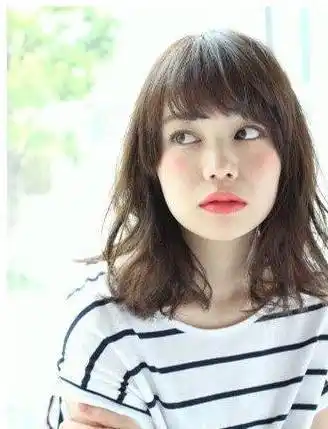 女生斜刘海发型图片 轻松助你修颜又减龄|脸型|中长发|卷发|梨花头