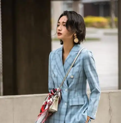 西服外套怎么搭配才能显高级?