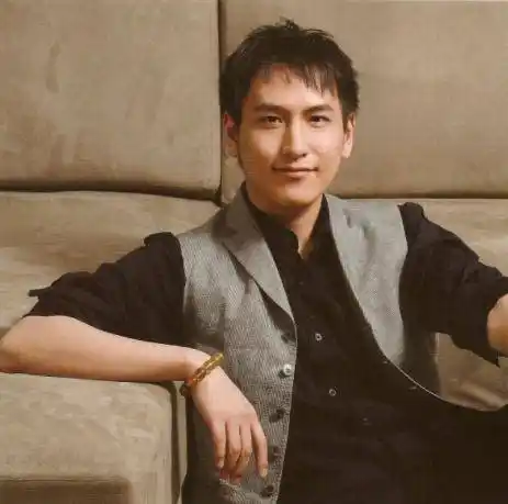 18岁当汤臣总裁:身价千亿颜值爆表,和王思聪有"天壤之别"_汤珈铖_徐枫