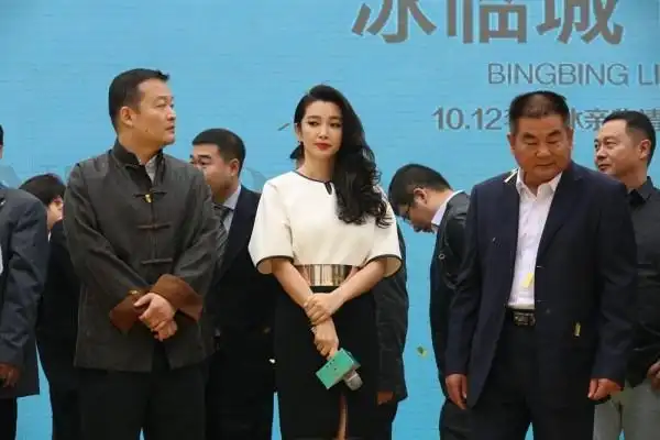 盘点女星与地产大佬亲密瞬间