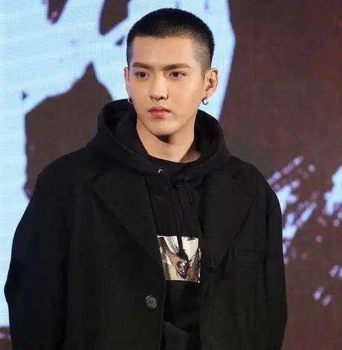 颠覆以往温顺风格,易烊千玺寸头挑战《少年的你》硬汉北野