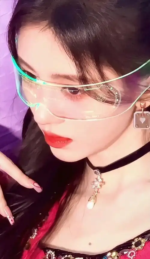 鞠婧祎三月视频更新,科技感十足的眼镜,好有ai女友那味儿__财经头条