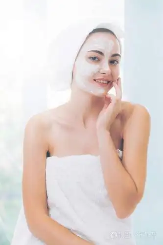 美丽的女人有一个面部美容擦洗治疗从专业皮肤科医生在健康水疗抗老化