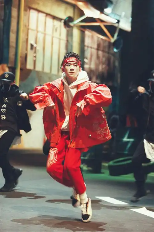 易烊千玺大秀忍者舞 网友:这波舞蹈秀满分