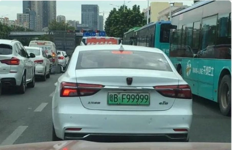 深圳"最牛"电动车,挂四个9车牌,保时捷车主只想踩刹车-新浪汽车