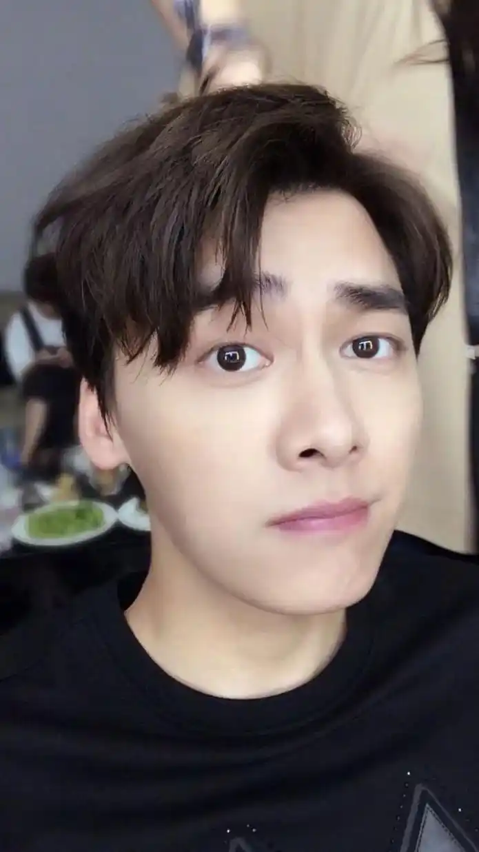 人间四月皆是你@李易峰 #爱你无需多言  这么好看的人,不想 - 抖音