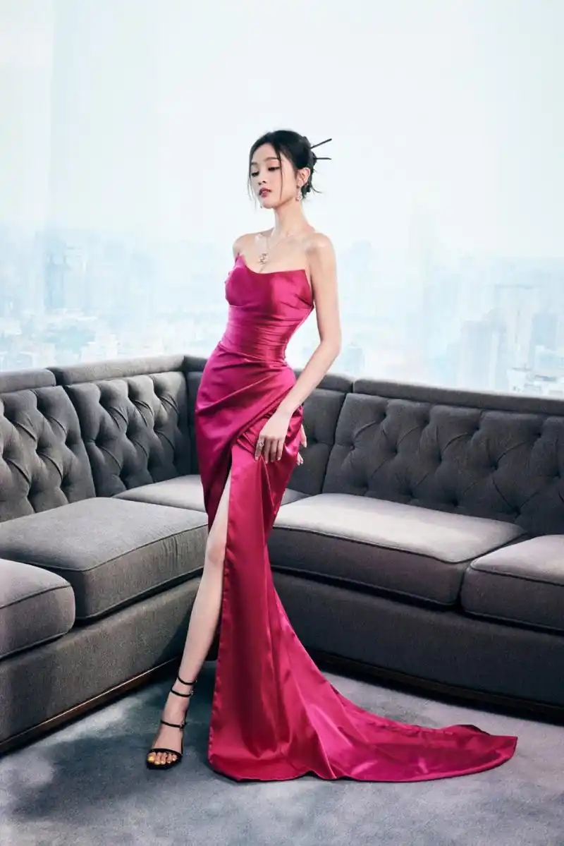 吴宣仪的黑色高跟凉鞋,如夜空中的星光,散发着神秘的魅力.