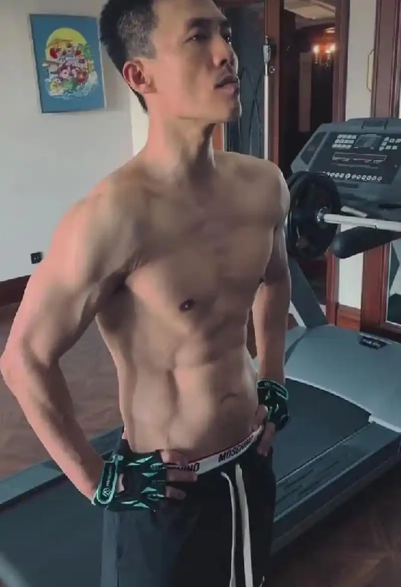 杜淳晒着六块腹肌,脸凹陷皮肤暗黄,身体太瘦,引发了激烈的讨论.