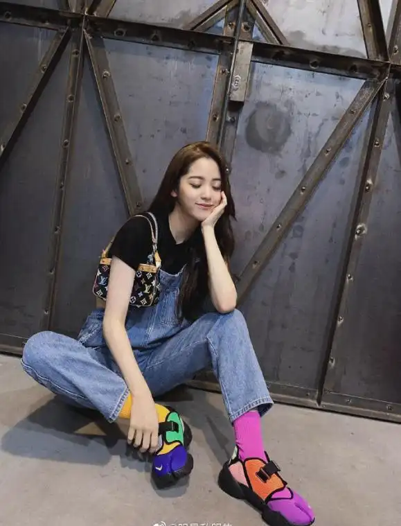 欧阳娜娜又引领新时尚了脚上的鞋子超抓眼让人过目不忘呀