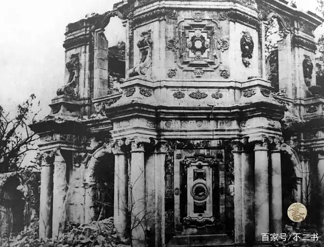 老照片:遭受抢掠焚毁后的圆明园,残垣断壁见证列强的野蛮