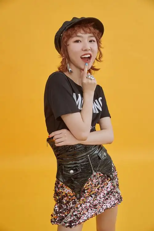 汪睿登陆飞宝传媒鬼马上身偷穿大人西装玩转摩登风