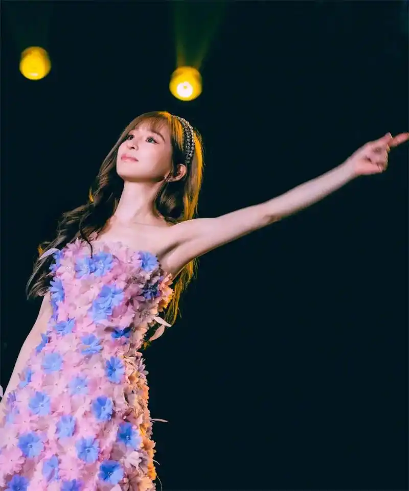 王心凌身穿鲜花抹胸裙唱歌,舞台上比心自带仙气
