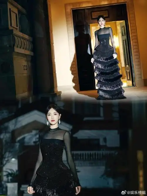白色蕾丝抹胸宛若美神下凡,一圈珠宝点缀光彩照人,黑色流苏蛋糕裙上