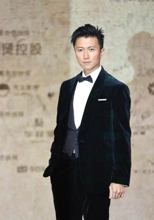 谢霆锋穿西装有星二代的感觉了,公子气十足,脸型棱角分明好耐看