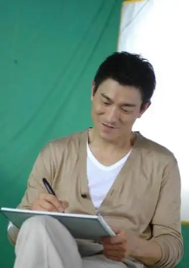 刘德华断崖式哀老白发苍苍皱纹明显网友感叹天王也老了