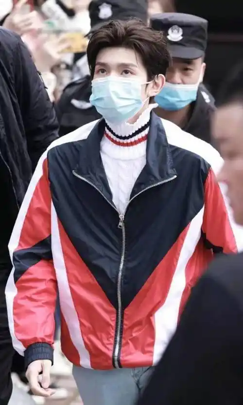 王源录制节目粉丝疯狂应援,女友粉举牌:王源老婆我最配_网友_照片