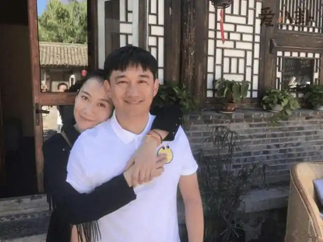 两人吃火锅挽手回酒店,初恋老公颜值高_娱乐_黄磊_餐厅