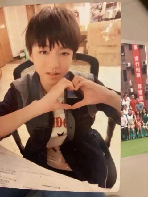 王俊凯初中毕业照曝光 给同学写留言:你肯定能成为一个好男人的