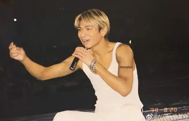 刘德华超话分享刘德华演唱会99 香港红馆秀之二,最棒的演唱会,和路老