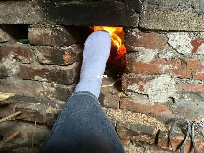 060606好怀念过年回家围着锅炉烤脚脚