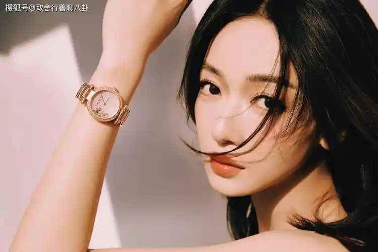 吴谨言参加活动照释出,身穿红色吊带迷人,热情似火释放无限魅力_照片