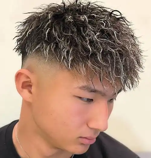 年轻男生的最爱发型,周边铲短头顶小波纹烫发,想不帅都难