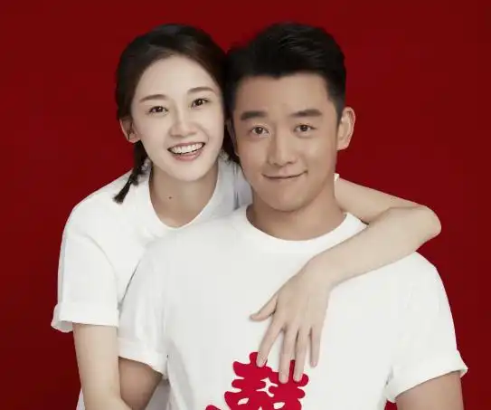 程晓玥官宣订婚4天,郑恺带苗苗试婚纱,是工作还是补办婚礼?