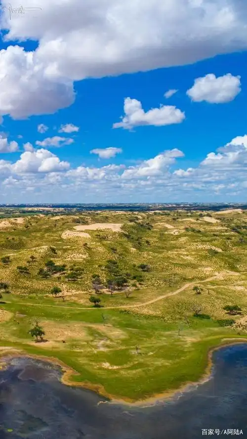 内蒙古不仅有无垠的大草原,也有荒凉的沙地,风景别致