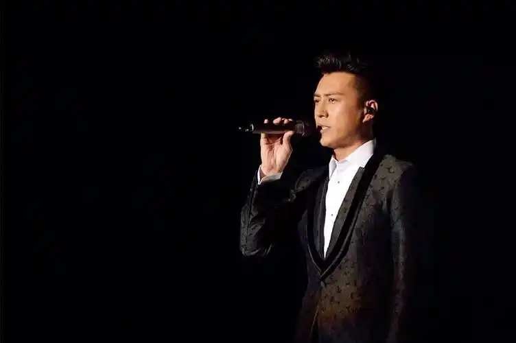 靳东2016东方卫视跨年演唱会《新长征路上的摇滚》 靳哥哥太帅了.