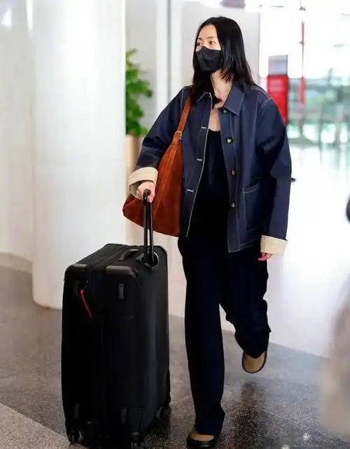 超模刘雯的机场街拍,这也太美了,又美又飒!