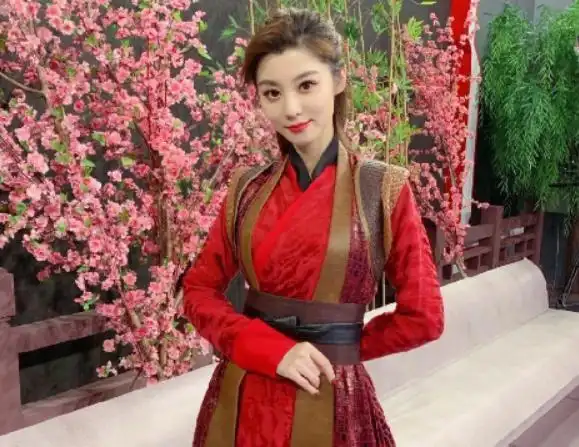 本以为王牌女郎"费费"只是主持人,得知另一身份后,完全没想到