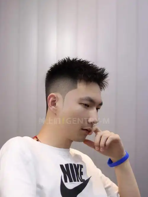 渐变小飞机头发型