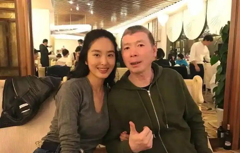 刘亦菲干爹陈金飞,被传和杨采钰感情不合后,又被拍到与女子约会_消息