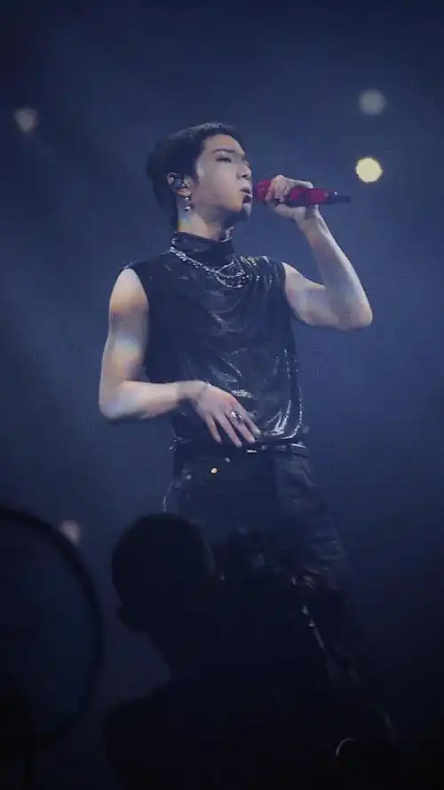 华晨宇的肌肉感#华晨宇的胸肌和手臂的肌肉线条,很多人意想不到的