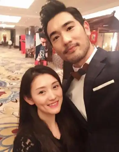 发现她在今年五月份的时候分享了好几张新家的照片,似乎是和高以翔的