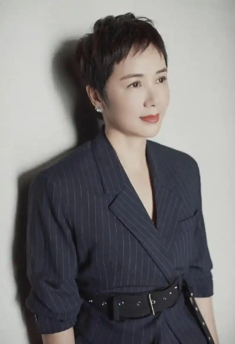 蒋雯丽这次真穿对了条纹西装配红色半身裙腰线挺高显腿长