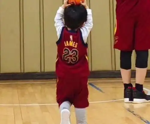 杨颖晒出小海绵生日照,皮肤白皙像妈妈,网友:真羡慕