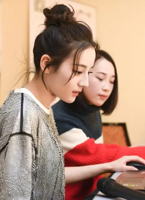 仙女接地气,迪丽热巴扎丸子头直播打游戏萌力四射