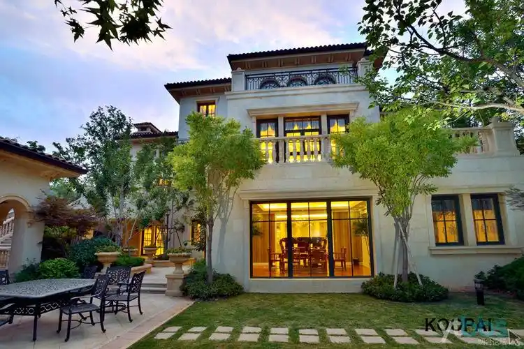 拍摄独栋别墅庭院小景.