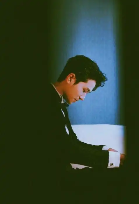 彭冠英出席活动穿黑色蕾丝礼服温文尔雅宛若贵公子