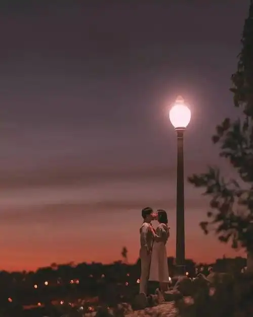 20/夜幕路灯下的亲亲