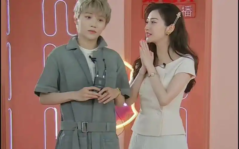 【刘雨昕&景甜】一起跳乘风破浪主题曲,这两个人怎么能这么可爱啊啊啊