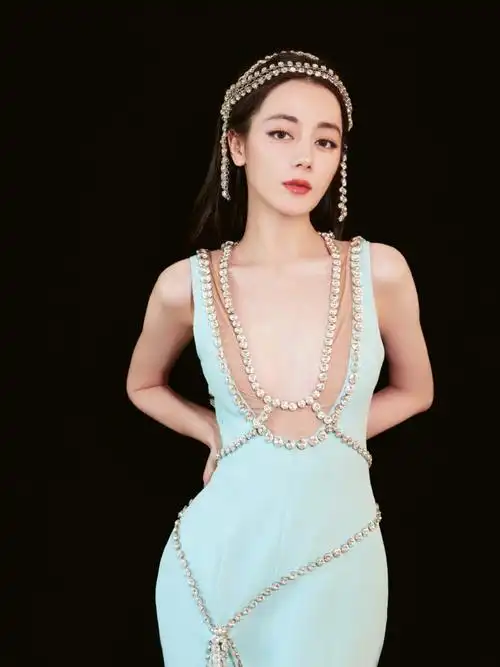 迪丽热巴身穿georges hobeika 2022春夏高级定制亮相芭莎红毯,人鱼